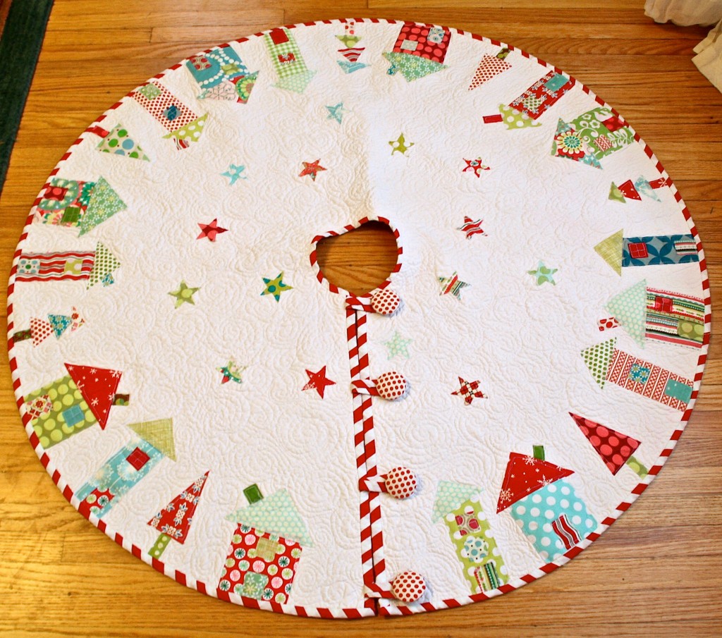 Fat Quarterly Quilted Christmas tree Skirt, houses, appliqué